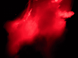 Beim Lavaeffekt fällt erzeugter Nebel aus einer ca. 7m breiten Öffnung in die Tiefe. Rotes Laserlicht erzeugt die Illusion glühender Lava.