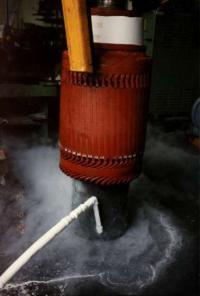 Ein Direktantriebsmotor eines Aufzuges wird mit Stickstoff von seiner Welle geschrumpft. Ein Direktantriebsmotor eines Aufzuges wird mit Stickstoff von seiner Welle geschrumpft.