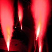 Bei diesen Feuersäulen wird flüssiger Stickstoff direkt mit Spezialdüsen in die Luft geschossen. Der Feuereffekt wird mit rotem Laserlicht erzeugt. (Die Säulen sind ca. 10m hoch)