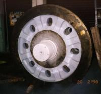 Eine mit Stickstoff geschrumpfte Welle erwärmt sich im Zentrum eines Schwungrades. Eine mit Stickstoff geschrumpfte Welle erwärmt sich im Zentrum eines Schwungrades.