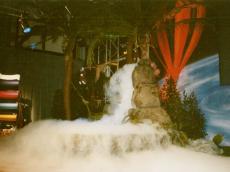 Ein Brunnen mit Wasserfall, simuliert mit Stickstoffnebel