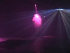 Eine Säule aus Stickstoffnebel im Scheinwerferlicht