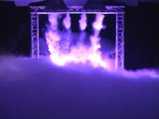 Der von Co2-Jets erzeugte Nebel verbreitet sich explosionsartig