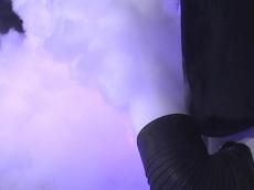 Mit dem DMX gesteurten Nebelaustrittsrohr lässt sich die Strickstoffnebelsäule in jeden Austrittswinkel bewegen.