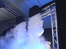 Flachdrücker erzeugen eine Wand aus Nebel