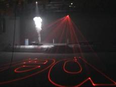 Eine Sticktoffnebelsäule erhebt sich aus der Bühne