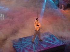 Tänzer umrahmt von Stickstoff Bodennebel Tänzer umrahmt von Stickstoff Bodennebel