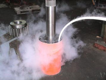 Eine Welle wird im Stickstoffbad geschrumpft Eine Welle wird im Stickstoffbad geschrumpft