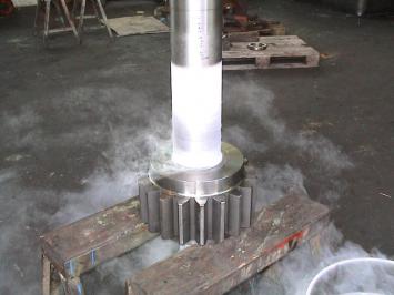 Die Stickstoff geschrumpfte Welle erwärmt sich im Zahnrad. Die Stickstoff geschrumpfte Welle erwärmt sich im Zahnrad.