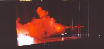 Mercedes SL 500 erscheint hinter einer Wand aus Stickstoffnebel Mercedes SL 500 erscheint hinter einer Wand aus Stickstoffnebel